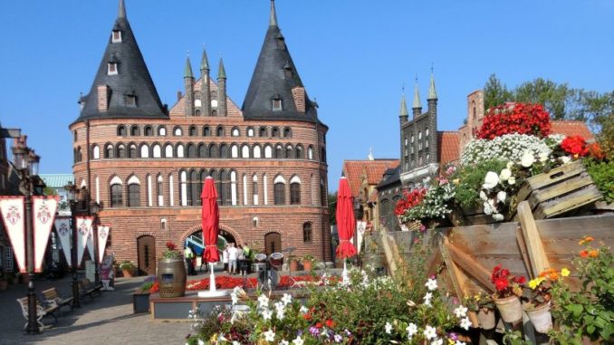 Eingangsbereich vom Hansapark Eingangsbereich mit Holstentor vom Hansapark