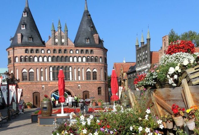 Eingangsbereich mit Holstentor vom Hansapark