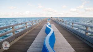 Bänke auf der Seebrücke Heiligenhafen