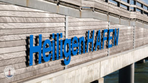 Heiligenhafenschild an der Seebrücke Heiligenhafen