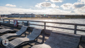 Liegebänke auf der Seebrücke Heiligenhafen