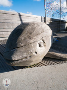 Delfinfigur auf der Seebrücke Heiligenhafen