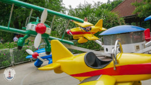Flugzeuge fliegen im Freizeitpark Tolk-Schau