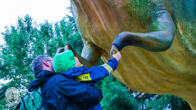 T-Rex die Hand schütteln Tolkschau Freizeitpark